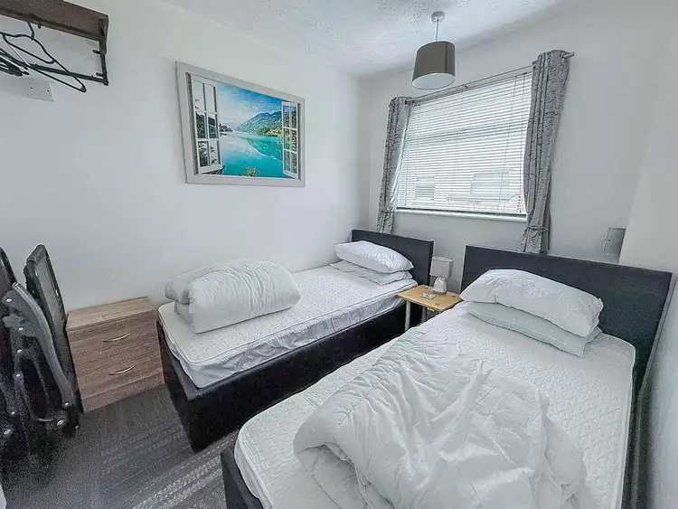 76166B⭐ – Beach Road, 3 bed, 7 berth chalet with D/G & electric panel heaters. Ruby rated. Preview 4