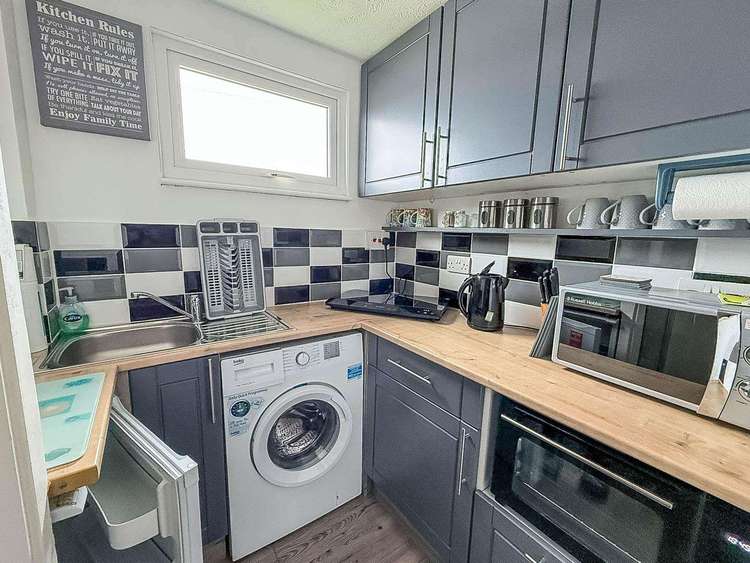 76166B⭐ – Beach Road, 3 bed, 7 berth chalet with D/G & electric panel heaters. Ruby rated. Preview 2