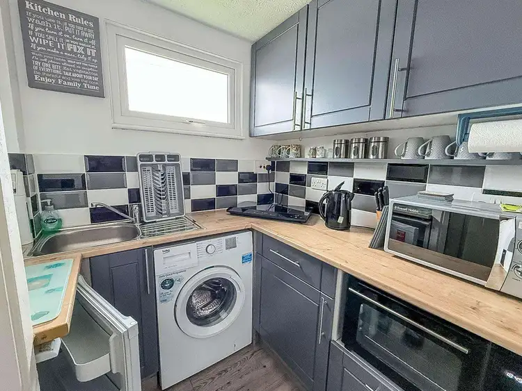 76166B⭐ – Beach Road, 3 bed, 7 berth chalet with D/G & electric panel heaters. Ruby rated. Preview 2