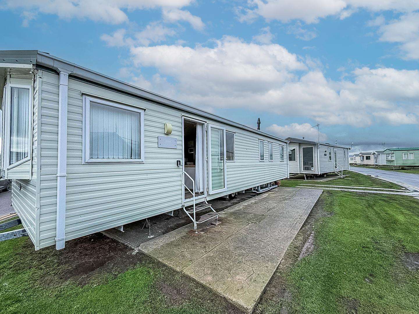 Spend quality time together with the whole family in this beautiful caravan in St Osyth Beach in Essex. Sleeping up to 6 people its the perfect base. - property