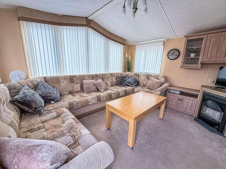 28001Y⭐ – Y, 3 bed, 6 berth caravan with D/G and C/H. Emerald rated. Preview 4