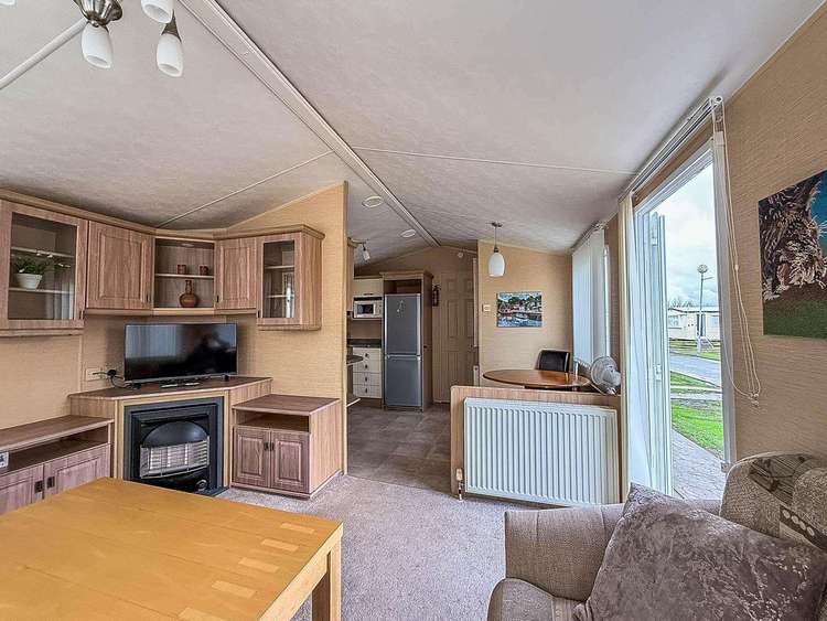 28001Y⭐ – Y, 3 bed, 6 berth caravan with D/G and C/H. Emerald rated. Preview 5