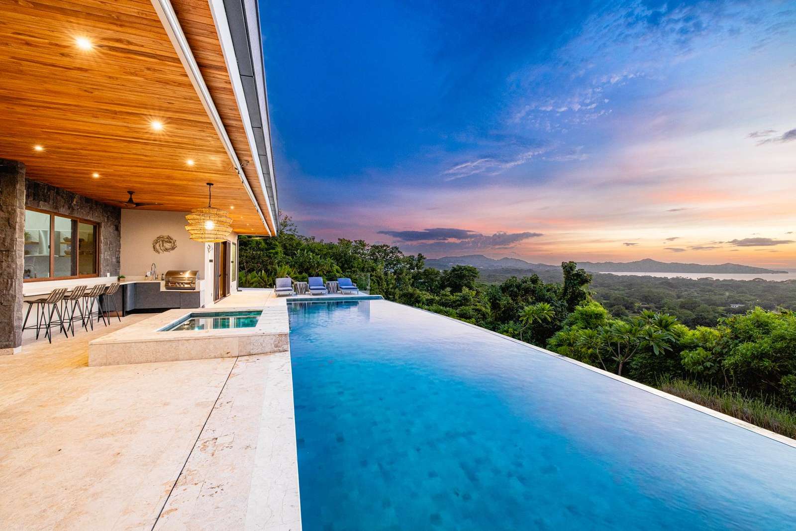 Casa Isla Vista Infinity pool and sunset views for ultimate relaxation