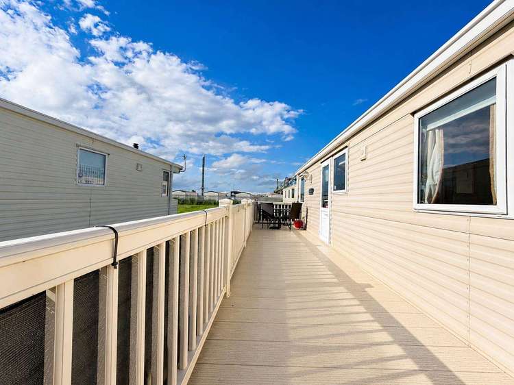 77001CB⭐ – Row 59, 2 bed, 4 berth caravan with decking, D/G & C/H. Ruby rated. Preview 4