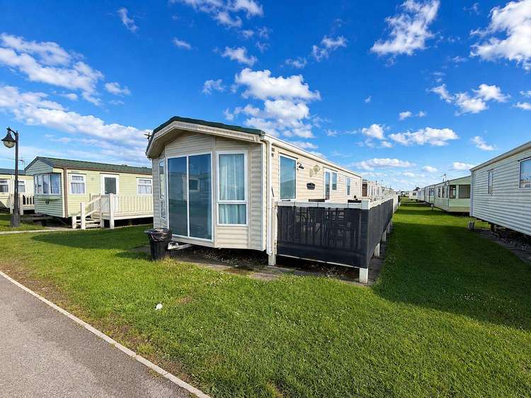77001CB⭐ – Row 59, 2 bed, 4 berth caravan with decking, D/G & C/H. Ruby rated. Preview 0