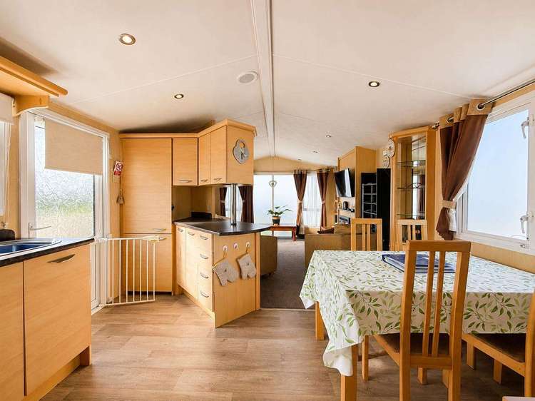 77001CB⭐ – Row 59, 2 bed, 4 berth caravan with decking, D/G & C/H. Ruby rated. Preview 5