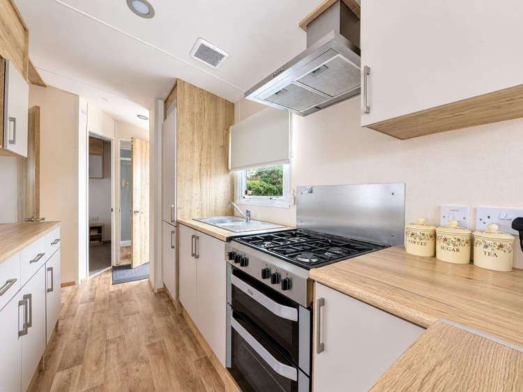68106CR⭐ – CR area, 2 bed, 6 berth caravan with side decking. Opal rated. Preview 4