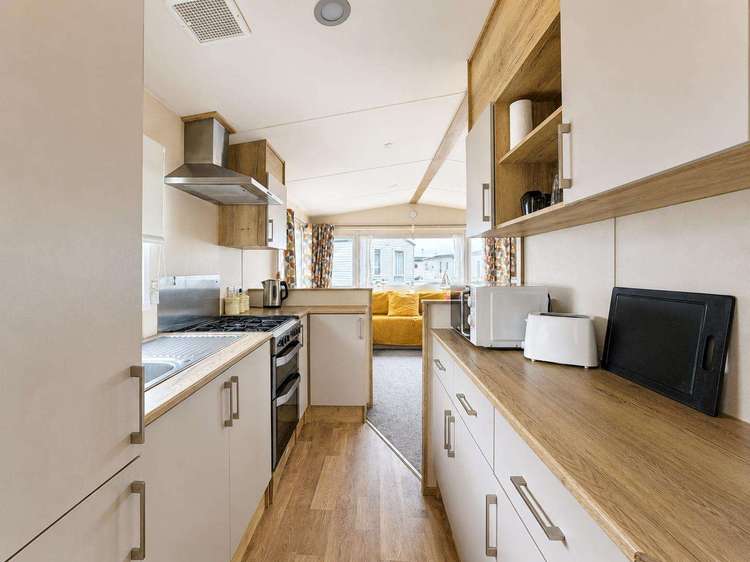68106CR⭐ – CR area, 2 bed, 6 berth caravan with side decking. Opal rated. Preview 5