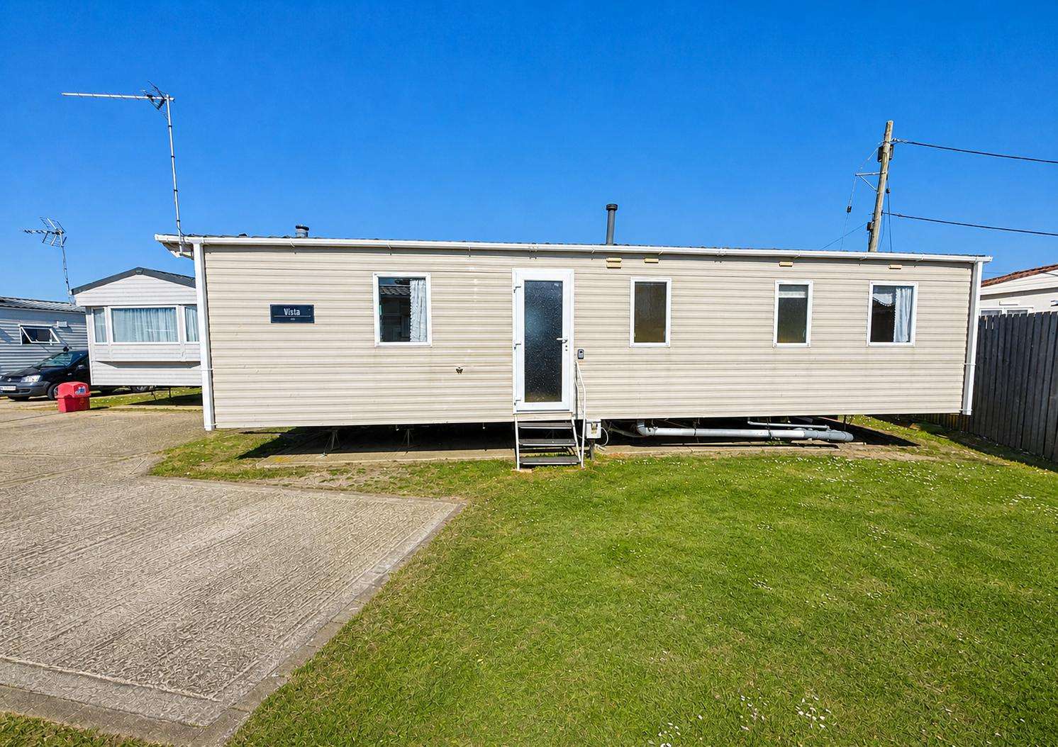 Book a stay at Seawick Holiday Park in Essex this summer 2026. This holiday park has so much to offer everyone. This 8 berth caravan is the perfect base for discovering the Essex coast. - property