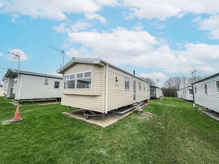 44502R⭐ – Field 5, 3 bed, 8 berth caravan with free unlimited Wi-Fi, D/G and C/H. Ruby rated. Preview 0