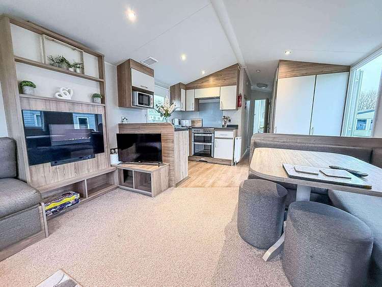 44502R⭐ – Field 5, 3 bed, 8 berth caravan with free unlimited Wi-Fi, D/G and C/H. Ruby rated. Preview 4