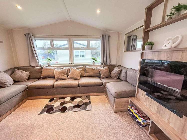 44502R⭐ – Field 5, 3 bed, 8 berth caravan with free unlimited Wi-Fi, D/G and C/H. Ruby rated. Preview 5