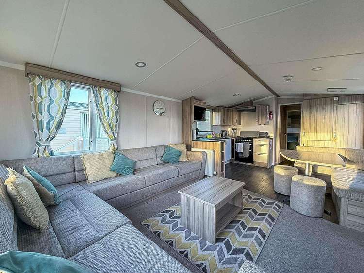16191M⭐ – Marine, 2 bed, 6 berth caravan with D/G and C/H. Diamond rated. Preview 4