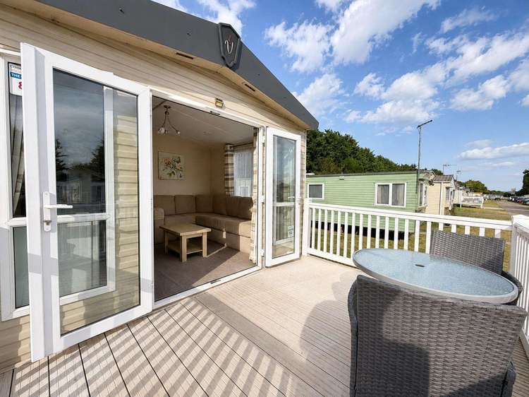 49080PA⭐ – Paddocks area, 3 bed, 8 berth caravan with front decking, D/G and C/H. Opal rated. Preview 4