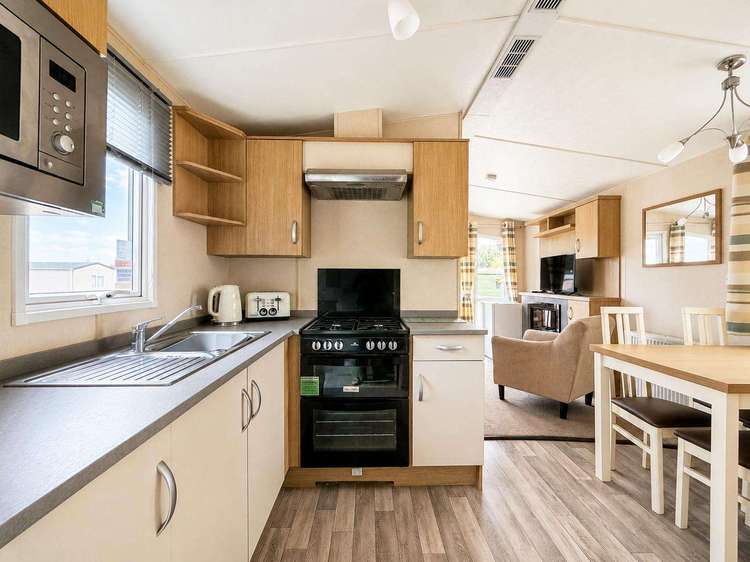 49080PA⭐ – Paddocks area, 3 bed, 8 berth caravan with front decking, D/G and C/H. Opal rated. Preview 5