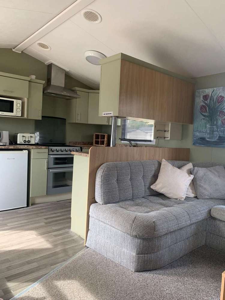 46286V⭐ – Valley Farm, 2 bed, 6 berth caravan with decking to the side. Emerald rated. Preview 5