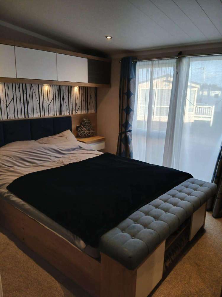 21039F⭐ – Felburg area. 3 bed, 7 berth lodge with full-wrap decking. Platinum rated. Preview 5