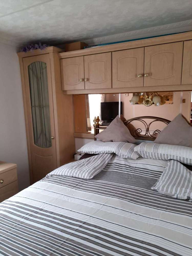 17042SW⭐ – Sherwood Walk area, 2 bed, 6 berth caravan with side decking. Sapphire rated. Preview 5