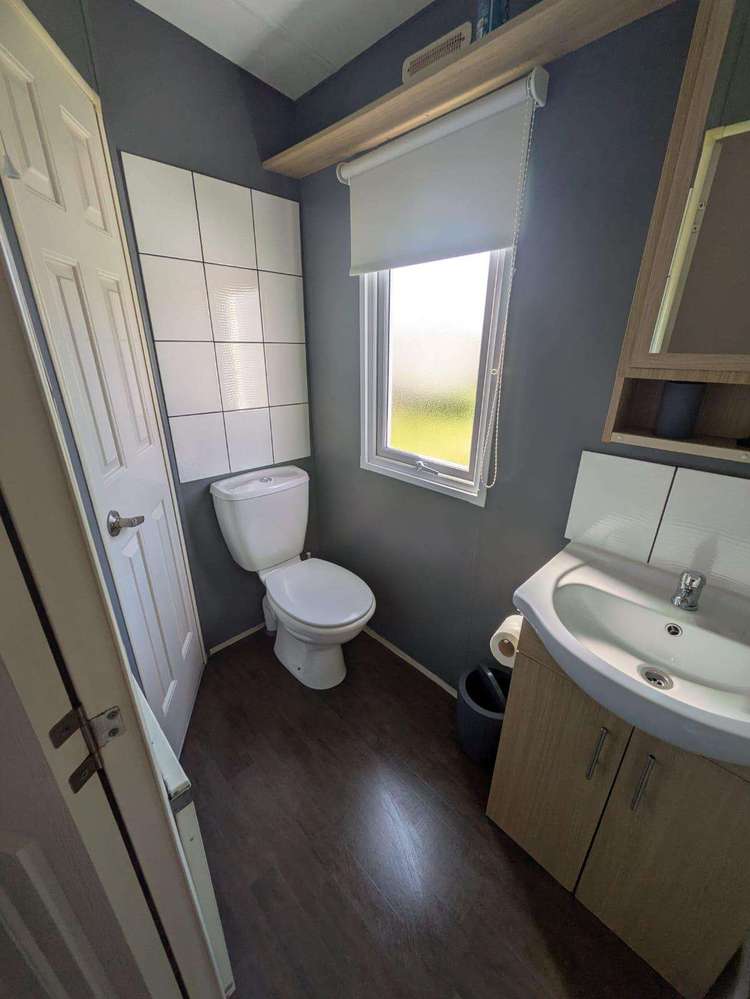 86018C⭐ – Row C, 2 bed 6 berth caravan with double glazing and electric panel heaters. Ruby rated. Preview 5