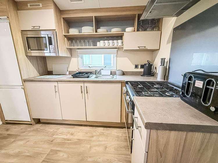 27344SW⭐ – Seawick, 4 bed, 10 berth caravan with central lounge, D/G & C/H. Opal rated. Preview 5