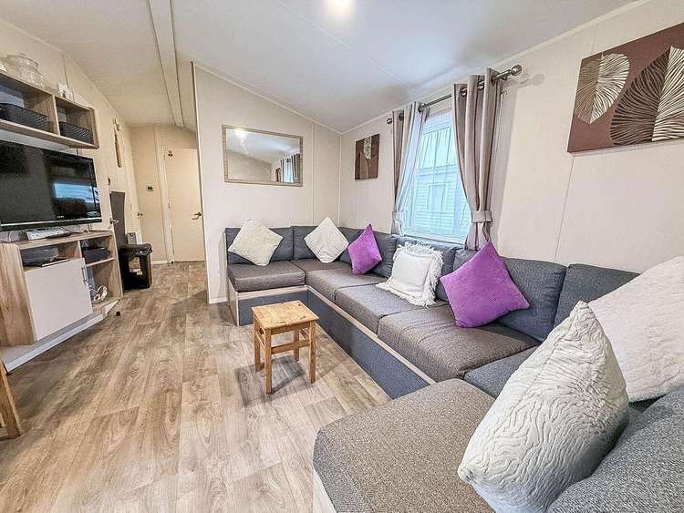 27344SW⭐ – Seawick, 4 bed, 10 berth caravan with central lounge, D/G & C/H. Opal rated. Preview 4