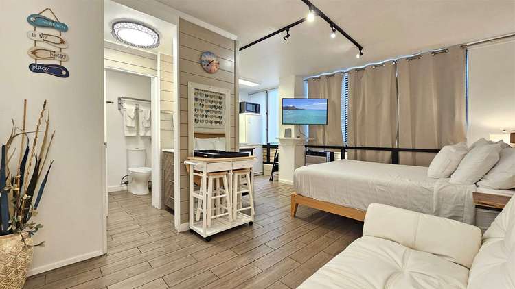 Waikiki Grand Suite 300 Preview 0