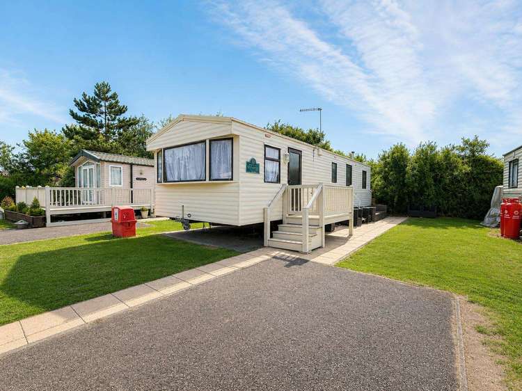 15018B⛱️ – Bayview area, 3 bed, 8 berth caravan with small decking area. Emerald Rated. Preview 0