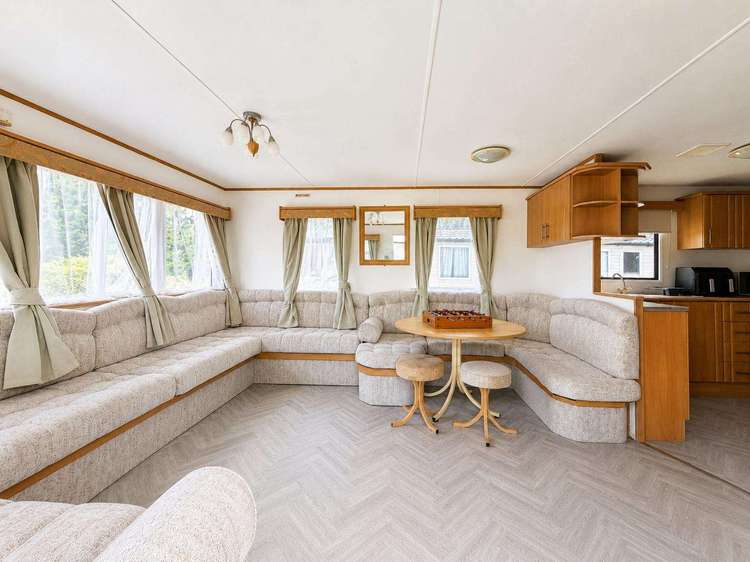 15018B⛱️ – Bayview area, 3 bed, 8 berth caravan with small decking area. Emerald Rated. Preview 5