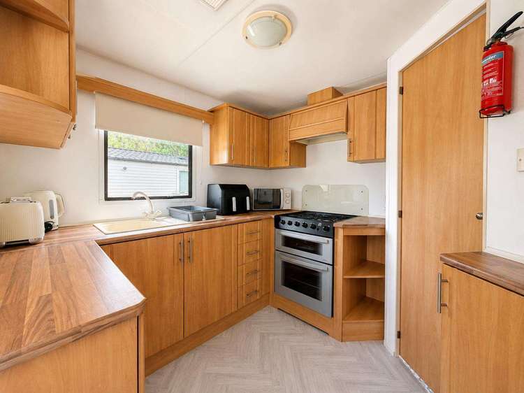 15018B⛱️ – Bayview area, 3 bed, 8 berth caravan with small decking area. Emerald Rated. Preview 4