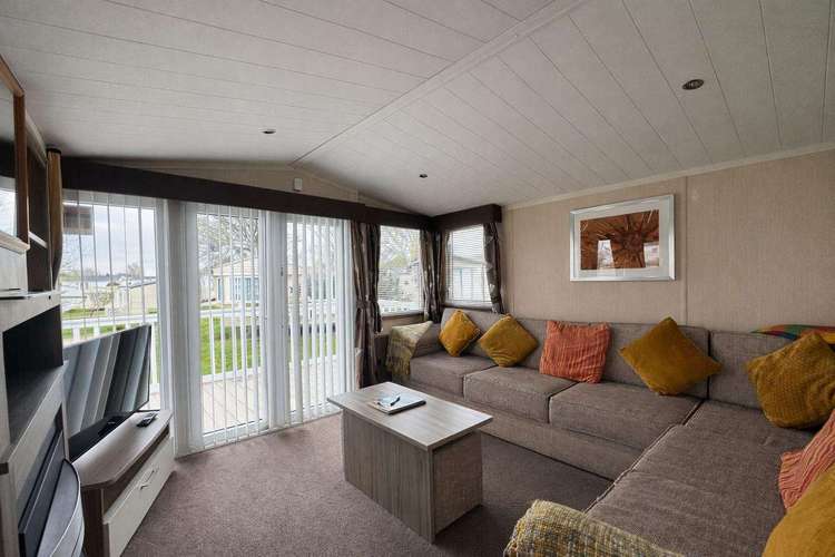 70724C⭐ – Cherry, 2 bed, 6 berth caravan with decking, D/G and C/H. Opal Rated. Preview 4
