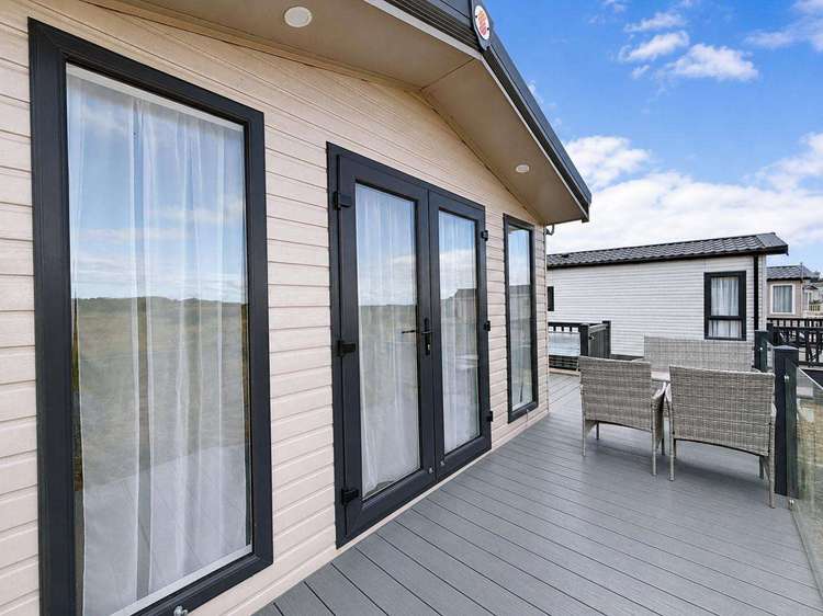 45004F⭐ – F area, 2 bed, 6 berth caravan with decking and view of nature reserve. Diamond rated. Preview 4