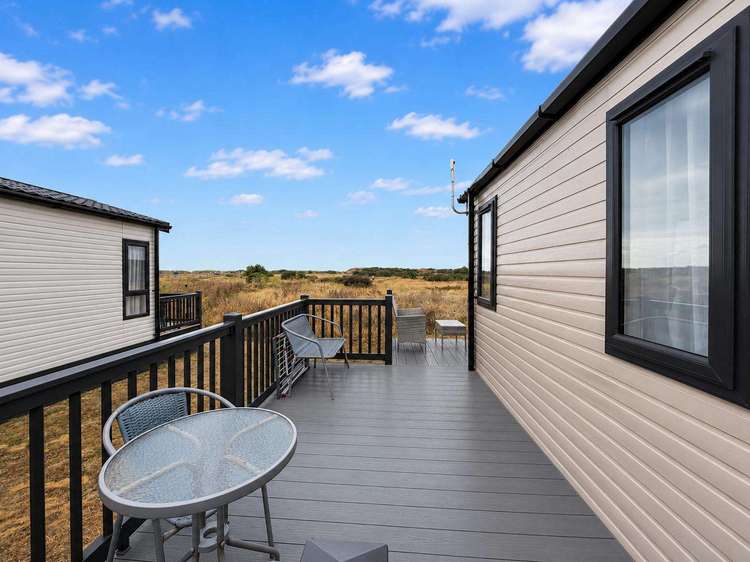 45004F⭐ – F area, 2 bed, 6 berth caravan with decking and view of nature reserve. Diamond rated. Preview 5