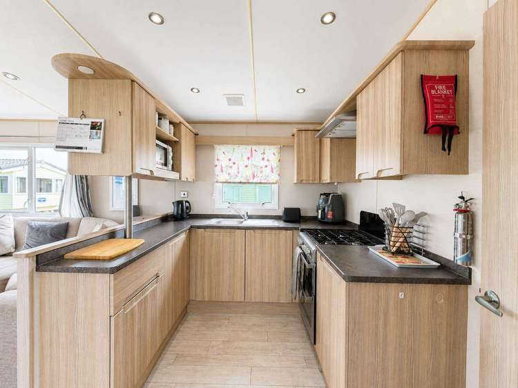 68067B⭐ – Bush area, 2 bed, 6 berth caravan with front decking. Opal rated. Preview 4