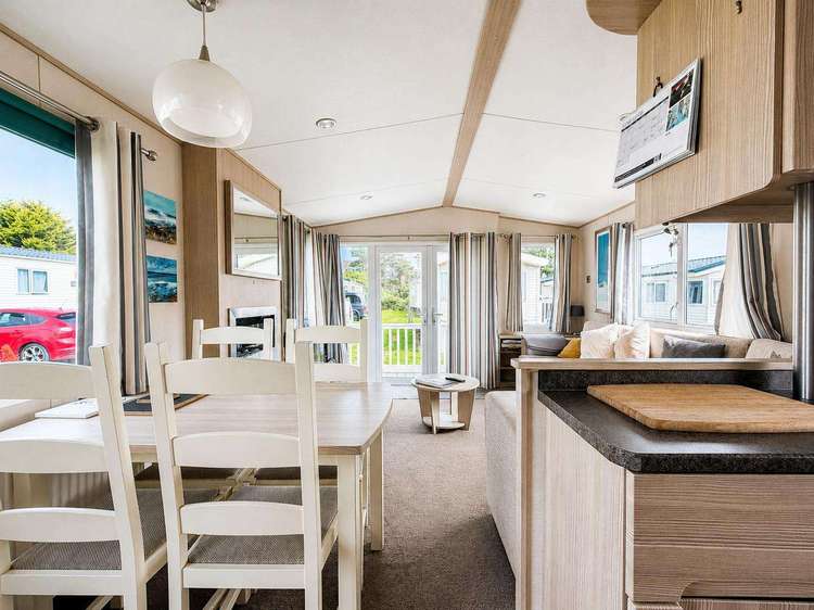 68067B⭐ – Bush area, 2 bed, 6 berth caravan with front decking. Opal rated. Preview 5
