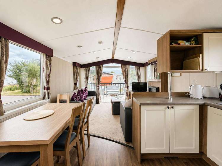 60018R⭐ – Robin area, 3 bed, 6 berth caravan with front decking and pond views. Opal rated. Preview 4