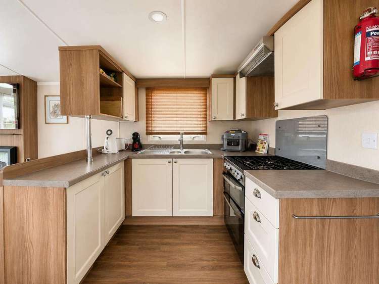 60018R⭐ – Robin area, 3 bed, 6 berth caravan with front decking and pond views. Opal rated. Preview 5