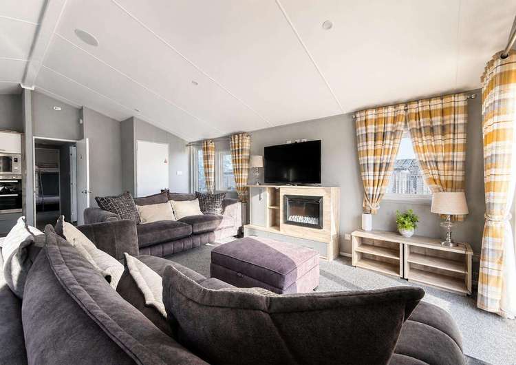 46297BV⭐ – Badger View Area, 2 bed, 5 berth lodge with large decking, D/G & C/H. Platinum rated. Preview 5