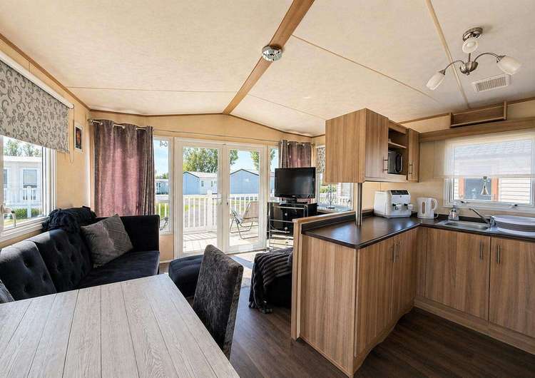 27015HV⭐ – HV, 2 bed, 6 berth caravan with front decking, D/G and C/H. Ruby rated. Preview 5