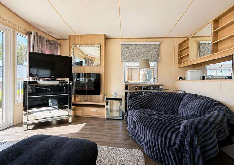 27015HV⭐ – HV, 2 bed, 6 berth caravan with front decking, D/G and C/H. Ruby rated. Preview 4