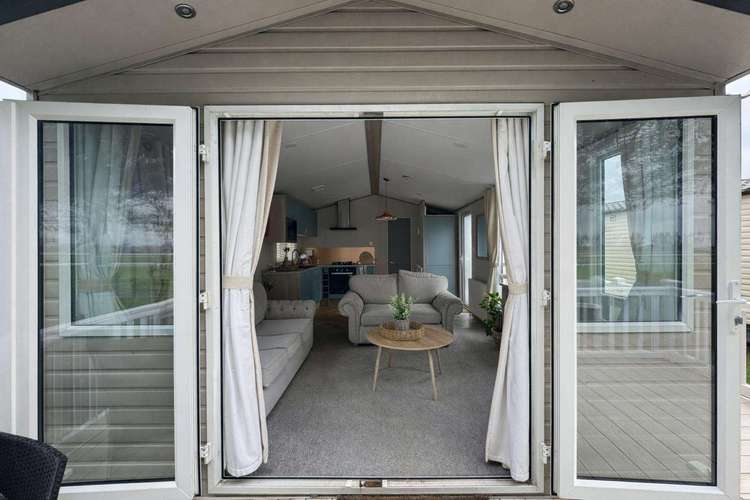 22044G⛱️ – Gannet area, 3 bed, 8 berth caravan with wrap-around decking. Diamond rated. Preview 5