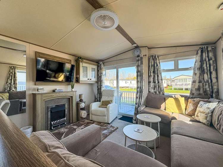 23007W⭐ – Windsor area, 3 bed, 7 berth caravan with decking, D/G & C/H. Diamond rated. Preview 4