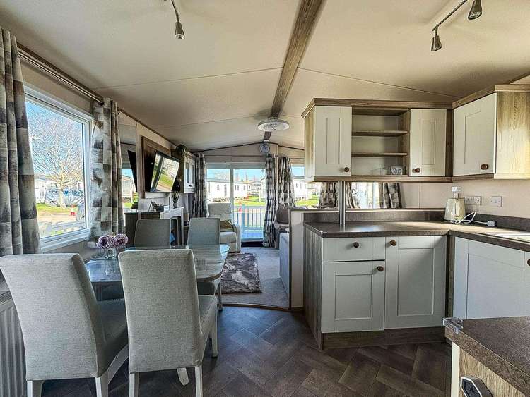 23007W⭐ – Windsor area, 3 bed, 7 berth caravan with decking, D/G & C/H. Diamond rated. Preview 5