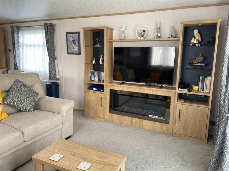 23002H⭐ – Highgrove area, 2 bed, 4 berth caravan with decking and pond views. Diamond rated. Preview 5