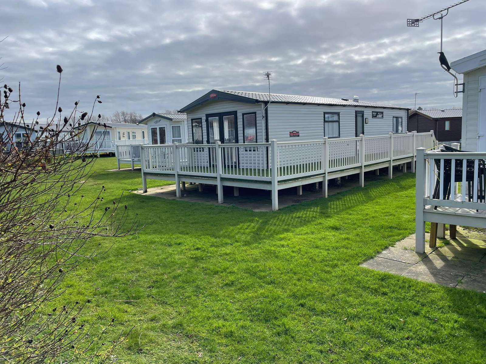 23002H⭐ – Highgrove area, 2 bed, 4 berth caravan with decking and pond views. Diamond rated. - property