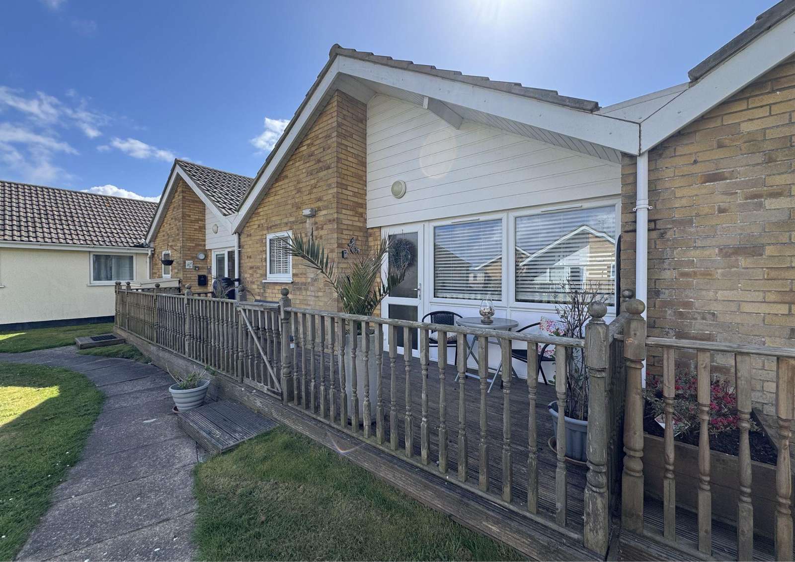 This 4 berth bungalow in Corton is the perfect place to relax and unwind on the Suffolk coast. With views out to sea you will love waking up here everyday - property