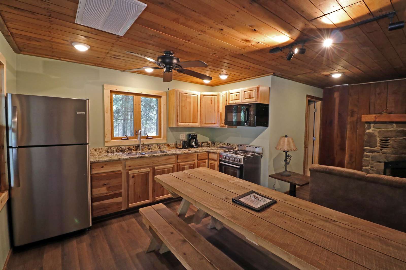 Whispering Oaks Cabin 3 - property