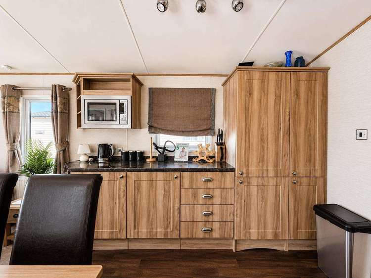 20059SV⭐ – Steeple View, 2 bed, 6 berth caravan with wrap-around decking. Diamond rated. Preview 5