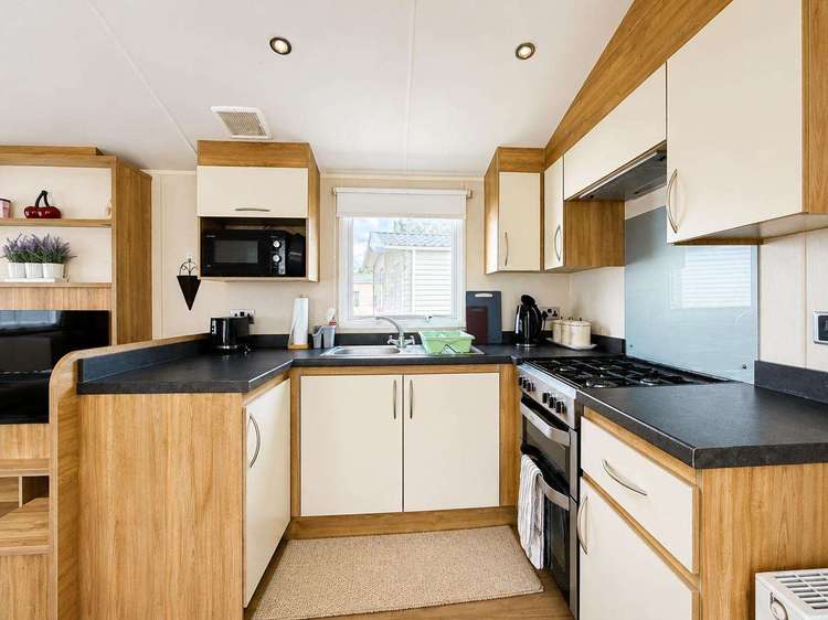 44506F⭐ – Field 5, 3 bed, 6 berth caravan with side decking, D/G and C/H. Ruby rated. Preview 4