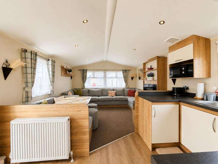 44506F⭐ – Field 5, 3 bed, 6 berth caravan with side decking, D/G and C/H. Ruby rated. Preview 5
