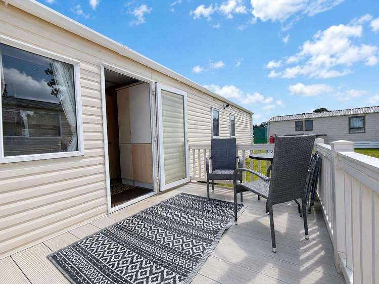12099B⭐ – Broadlands Marina, 3 bed, 6 berth caravan with decking, D/G and C/H. Ruby Rated. Preview 5